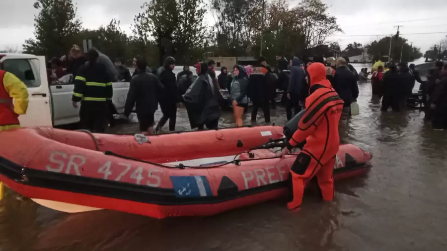 Prefectura presta asistencia a los afectados por las inundaciones