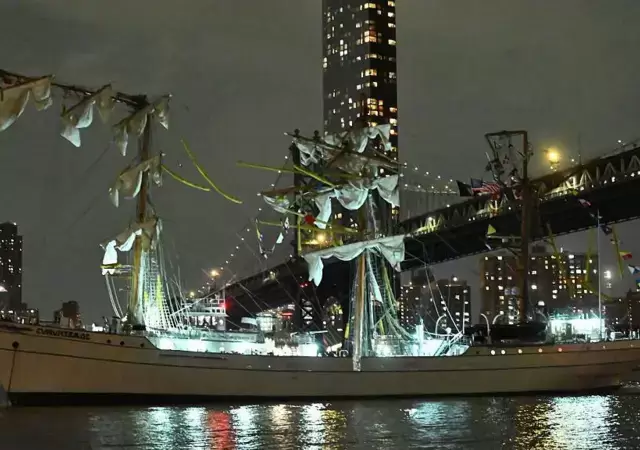 El choque destruy� parte de la arboladura de la nave.