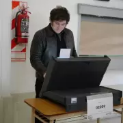 Elecciones CABA 2025: un fiscal le negó el saludo a Javier Milei cuando fue a votar