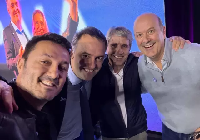 EL ministro de Defensa Luis Petri en el bnker de La Libertad Avanza tras el triunfo de Manuel Adorni/ Foto: Prensa Luis Petri