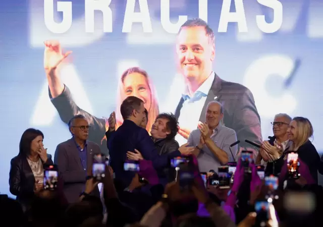 Festejos en el bnker de LLA.