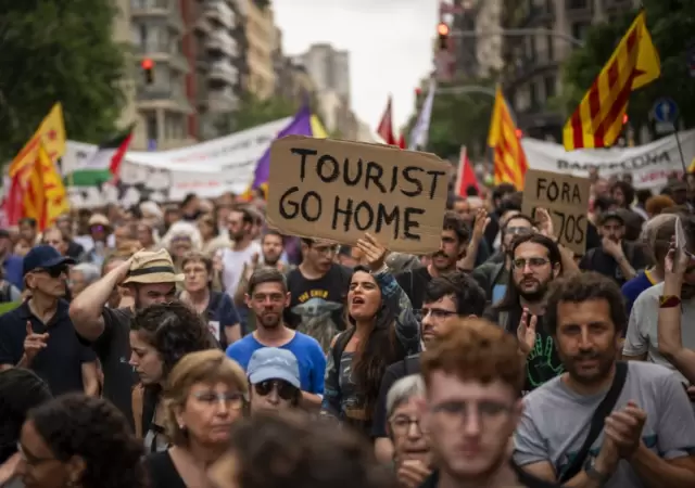 Protesta vecinal contra el turismo de masas el 19 de junio de 2024.