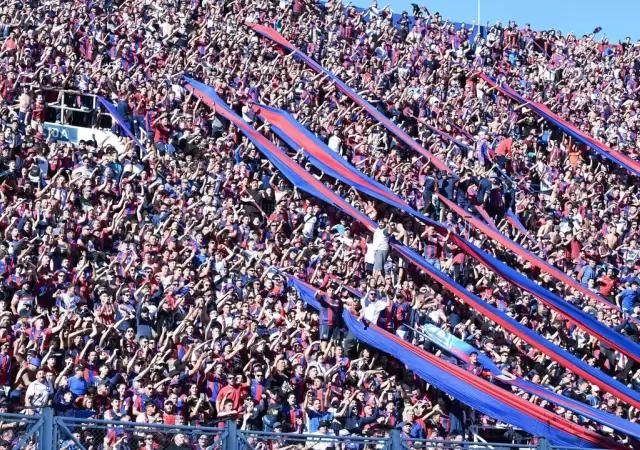 La hinchada del Cicl�n le pone onda a la situaci�n institucional