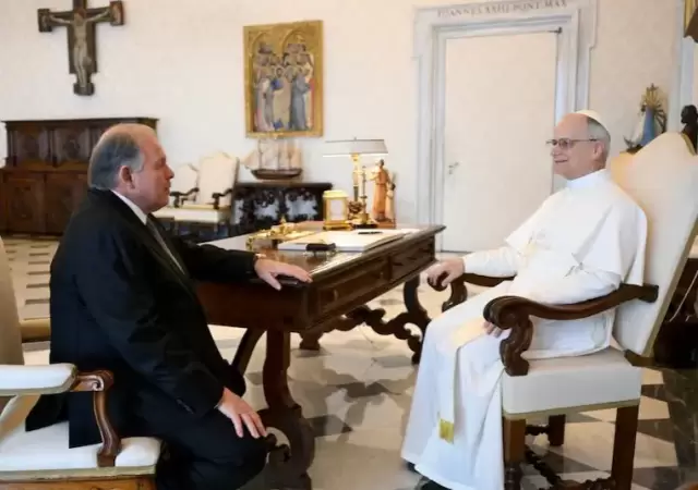 El jefe diplom�tico argentino tuvo una distendida charla con el pont�fice donde dialogaron sobre la realidad social y econ�mica de Argentina.