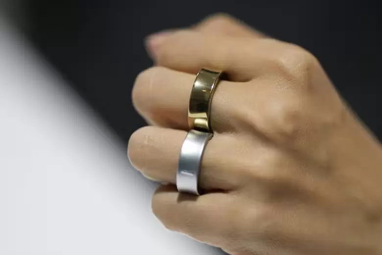 Samsung ha lanzado su primer anillo inteligente, el Galaxy Ring, diseñado para monitorear discretamente la salud del usuario.