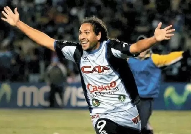 Daniel Tanque Gim�nez marc� dos goles ante Nueva Chicago y se convirti� en uno de los m�ximos �dolos de Godoy Cruz. Fuente: Foto Archivo
