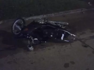 La motocicleta que empujaban las victimas cuando fueron arrolladas.