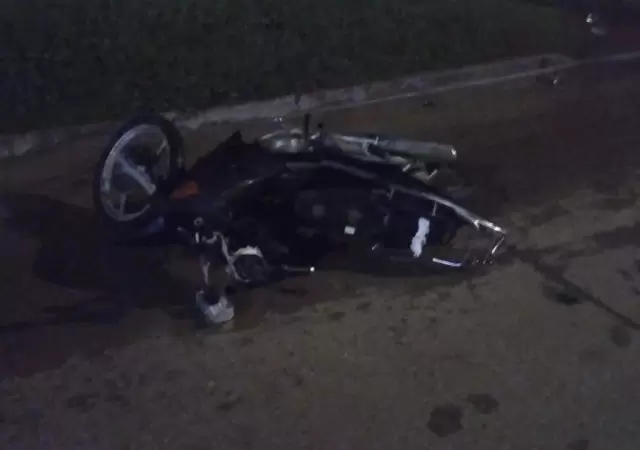 La motocicleta que empujaban las victimas cuando fueron arrolladas.