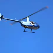Bendici�n desde el cielo lujanino: un cura vol� en helic�ptero y sorprendi� a los fieles