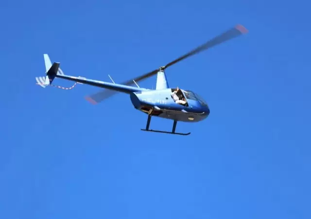 Bendici�n desde el cielo lujanino: un cura vol� en helic�ptero y sorprendi� a los fieles