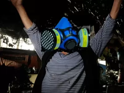 El escultor Carlos Regazzoni con una m�scara como la que llevaba puesta por las calles de Buenos Aires./