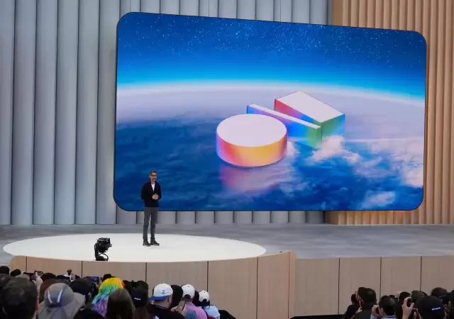 Sundar Pichai, CEO de Google, exponiendo en el evento Google I/O 2025.
