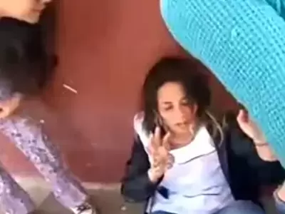 Madres atacaron a una maestra