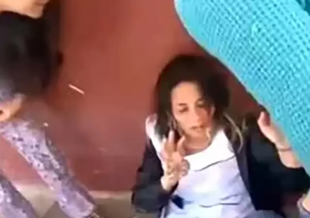 Madres atacaron a una maestra
