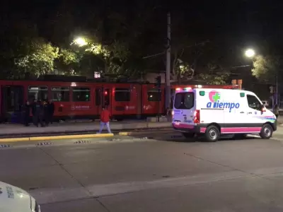 Descarril� el Metrotranv�a en Ciudad: choque, caos vehicular y dos heridos leves