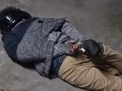 El sospechoso comenz� a golpearse la cabeza contra el asfalto.