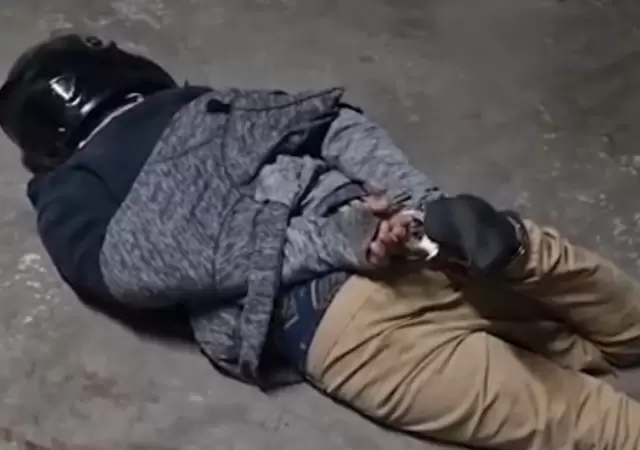 El sospechoso comenz� a golpearse la cabeza contra el asfalto.