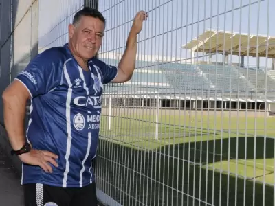 Marcelo Marcucci junto al campo que pis� por primera vez a los 8 a�os