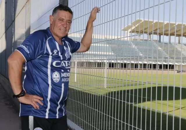 Marcelo Marcucci junto al campo que pis� por primera vez a los 8 a�os