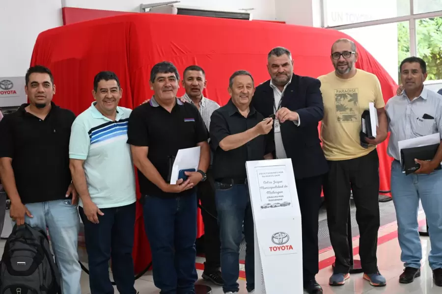 Celso Jaque acompa�ado de empleados municipales