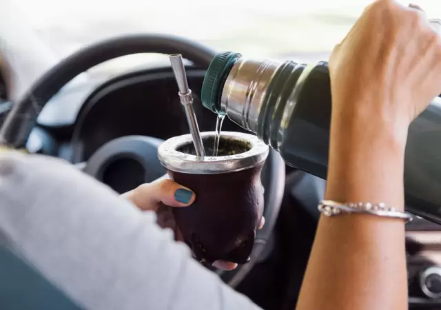 Prohibido tomar mate al volante en Mendoza: la multa puede ser car�sima