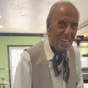 El abuelo que entra al banco en "modo abuelito" y sale en modo campe�n