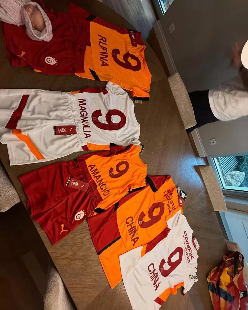 El regalo del Galatasaray a la familia de la China Su�rez.