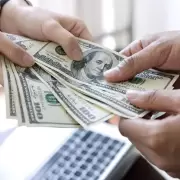 Uso de ahorros en dólares: aseguran que facilitará la vida de los contribuyentes