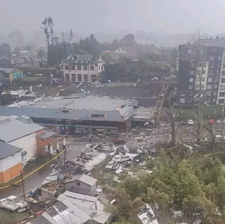 Tornado de con vientos entre 139 y 178 kil�metros por hora caus� serios da�os en el centro de la ciudad de Puerto Varas, en el centro-sur de Chile/