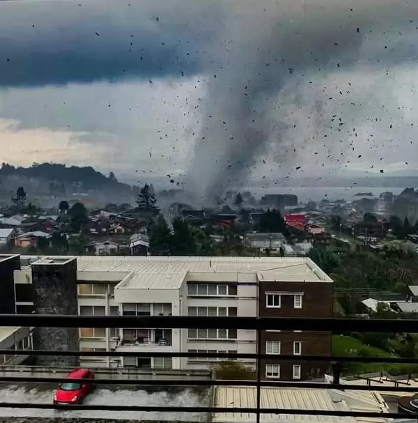 con vientos entre 139 y 178 kil�metros por hora caus� serios da�os en el centro de la ciudad de Puerto Varas, en el centro-sur de Chile.