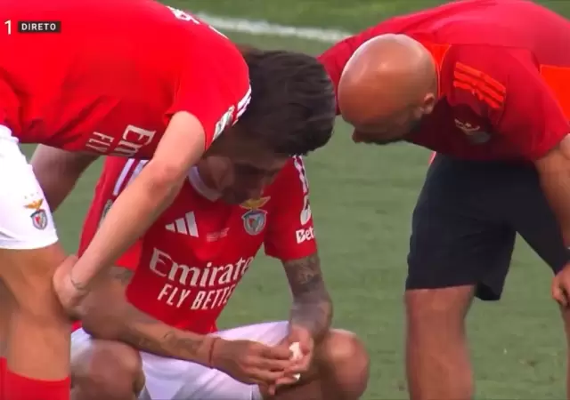 �ngel Di Mar�a llor� desconsoladamente en su despedida del Benfica.