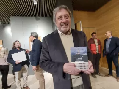 Roberto Aquilano y su obra en manos.