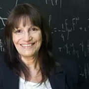 Física ganó el premio L'Oréal-UNESCO por su trabajo en los "secretos del universo"
