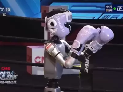 China organiza el primer torneo de boxeo con robots humanoides con control humano.