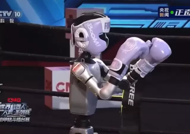 China organiza el primer torneo de boxeo con robots humanoides con control humano.