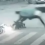 Caballo desbocado atropell� a una motociclista y el resultado fue tremendo