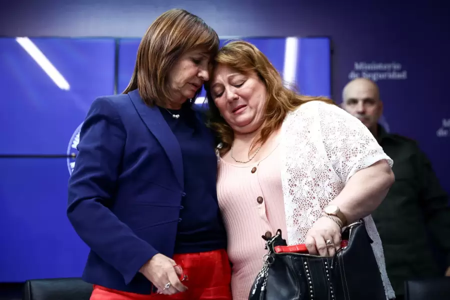 Patricia Bullrich junto a Griselda, madre del gendarme detenido. (Foto: Tom�s Cuesta/Reuters)