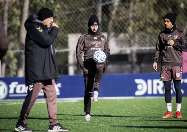 El plantel del Calamar con buen humor pese al frio