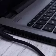 Por qué conviene desenchufar el cargador de la notebook: seguridad, ahorro y vida útil