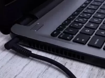El cargador enchufado, incluso sin la computadora conectada, sigue consumiendo energ�a y puede recalentarse.
