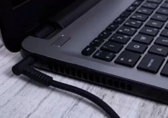 El cargador enchufado, incluso sin la computadora conectada, sigue consumiendo energ�a y puede recalentarse.