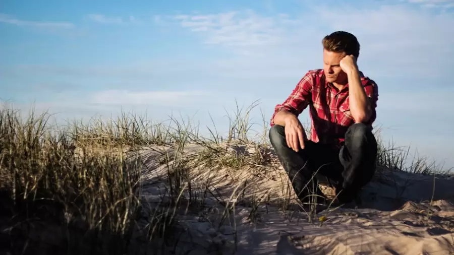 Fotograf�a De Enfoque Superficial Del Hombre Vestido Con Camisa Polo Roja