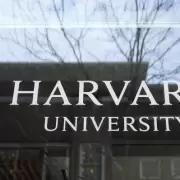 Frenan medida que proh�be a la Universidad de Harvard matricular extranjeros