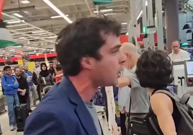 Activista italiano inst� a los compradores a boicotear un supermercado.