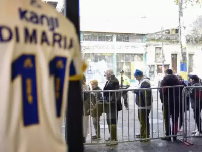 La camiseta de Rosario Central ya est� a la venta por lo que los aficionados comenzaron a hacer cola a la espera de comprarla.