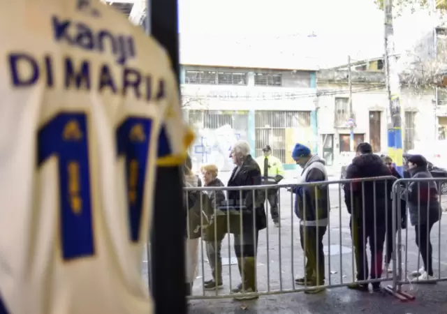 La camiseta de Rosario Central ya est� a la venta por lo que los aficionados comenzaron a hacer cola a la espera de comprarla.