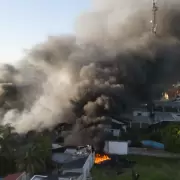 Impresionante incendio en una pa�alera: colaps� el techo