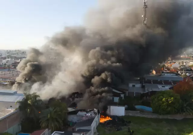 Vista a�rea del incendio de la pa�alera en Lomas del Mirador, en la provincia de Buenos Aires.