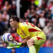 Una brutal atajada del "Dibu" Martínez fue la mejor del año en el fútbol inglés