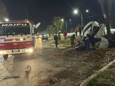 Video: un adolescente y un adulto murieron tras un brutal choque y vuelco en Maip�